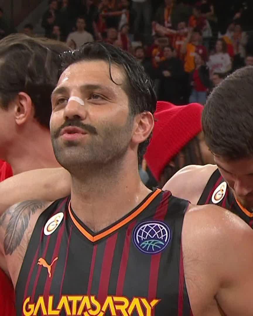 🦁 Galatasaray, Final Four sevincini taraftarıyla kutluyor: "Teker teker geçiyoruz turları Avrupa'da alacağız kupayı 🏆"