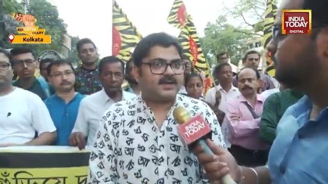 Bengali advocacy group Bangla Pokkho's leader Dr Garga Chatterjee (Garga Chatterjee) slams Mamata govt for failing to control the situation in Murshidabad. He also demands punishment for those responsible for the killings of father and son. #ReporterDiary | @Anirbansinhr