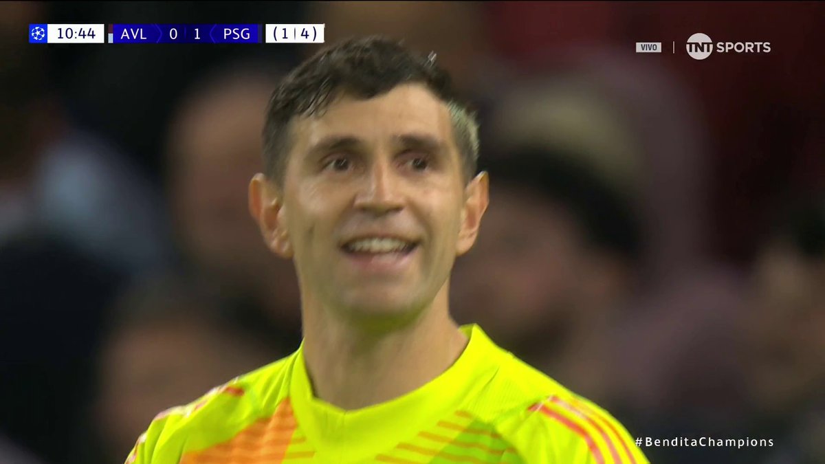 Dibu Martínez demostrando ser el guante de oro, es decir, el mejor Portero del mundo con un nuevo error en el Aston Villa que le suma una nueva goleada en su historial.