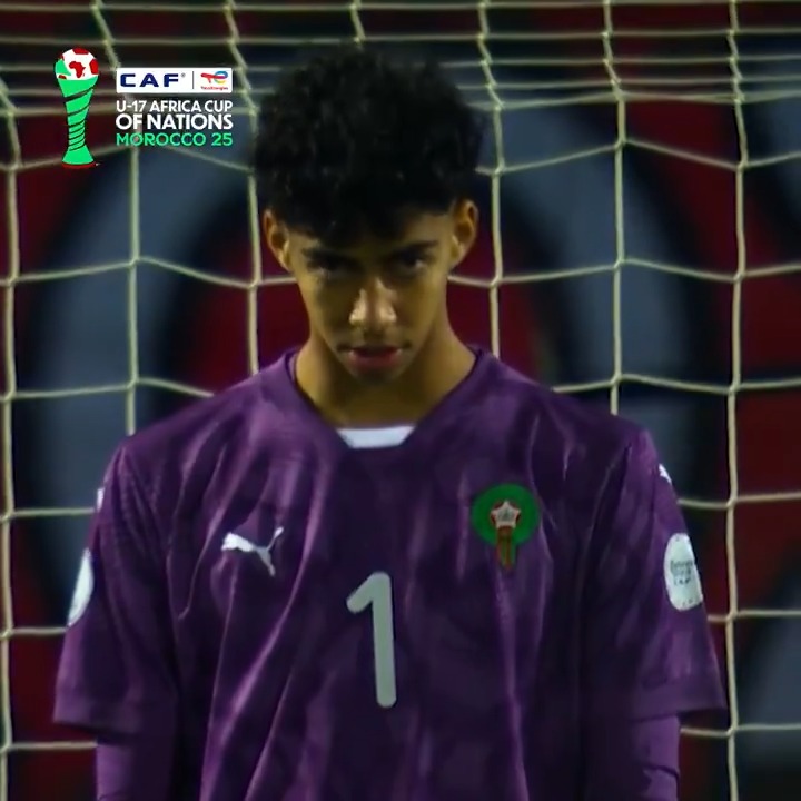 Et pendant ce temps, le Maroc U17 s’est qualifié en finale de la CAN U17 grâce notamment à… 𝟯 𝗔𝗥𝗥𝗘̂𝗧𝗦 𝗦𝗨𝗥 𝗣𝗘́𝗡𝗔𝗟𝗧𝗬 de Chouaib Bellaarouch (17 ans) 🇲🇦🧤🦸♂️ Ce sera face au Mali 🇲🇱 en finale.