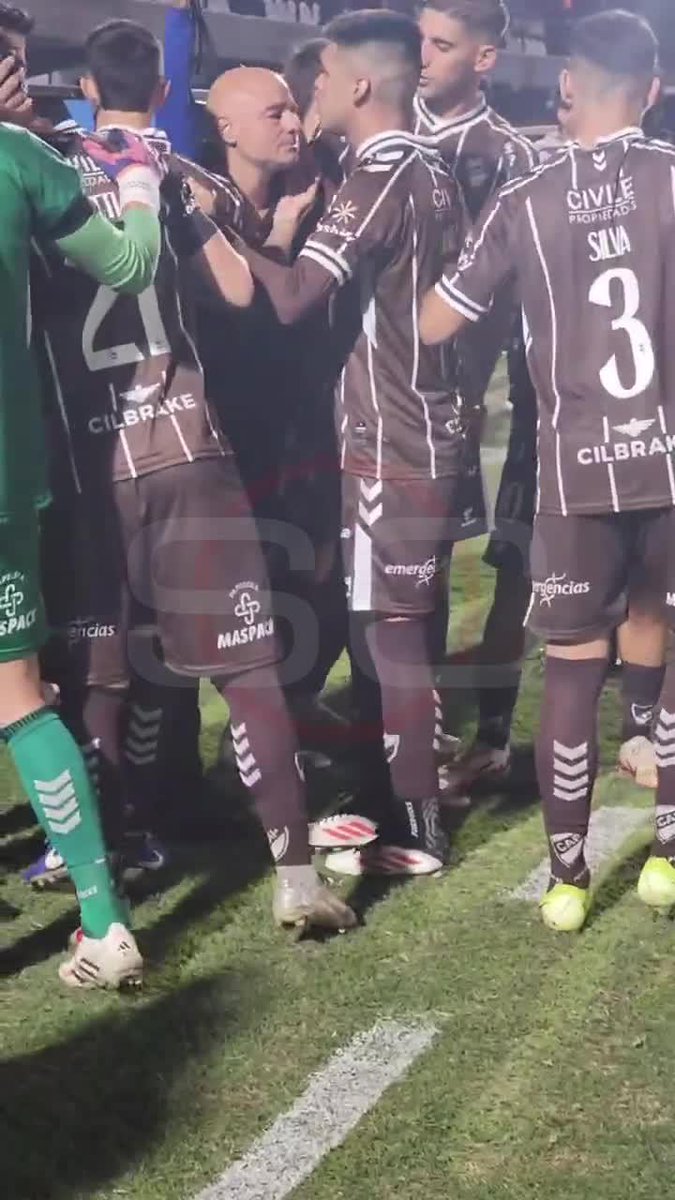 El abrazo de todo el plantel de Platense a Favio Orsi, quien sufrió la pérdida de su padre en los últimos días. ❤️🩹🦑