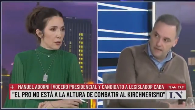 🗣️ "El Presidente no agrede a los periodistas, les contesta". El intercambio de opiniones entre @cris_noticias y el vocero Manuel Adorni por los dichos de Javier Milei contra la prensa. 📌 En #SiempreMás.