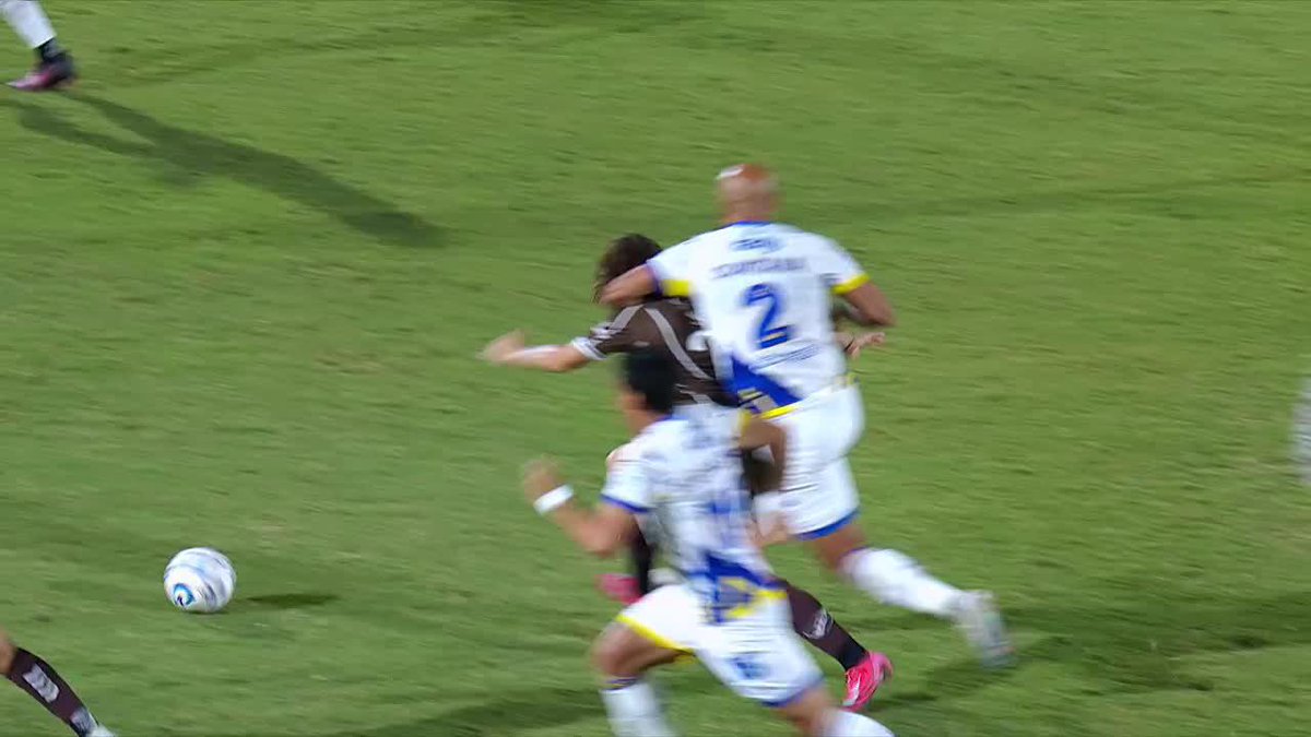 ¡UNA DE RUGBY! Quintana se ganó la amarilla por este tackle a Schor...
