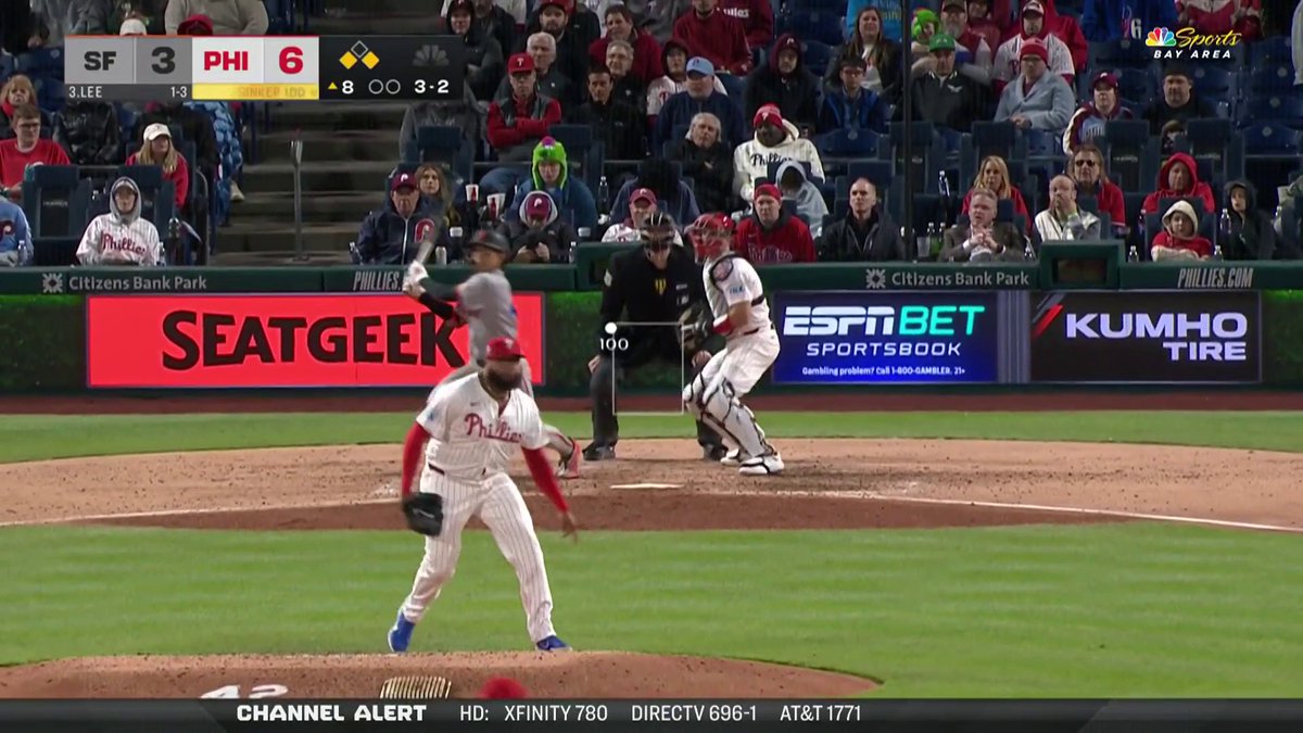 Lee wins the eight-pitch at-bat with an RBI single 🤩