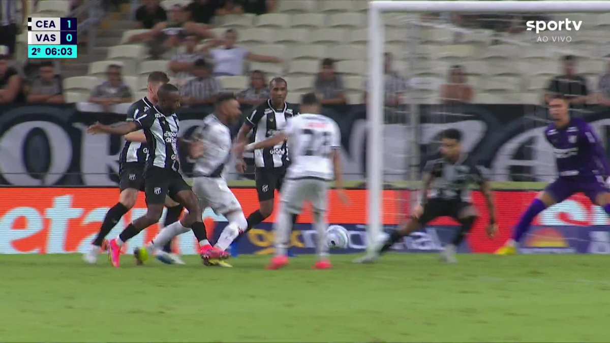 Vasco reclamou de pênalti em Payet, mas o VAR nem chamou para revisão. Pênalti ou lance normal? 🎥 sportv | ge