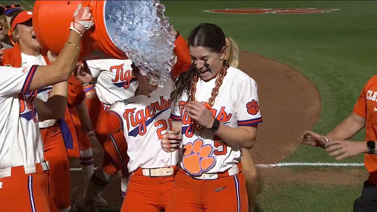 Marian Collins tonight: - 2 Home runs - Gatorade bath - win over South Carolina Clemson Softball 🥎 🐅🔥