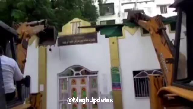 🚨 BULLDOZER ACTION in Maharashtra. ILLEGAL dargah in Nashik DEMOLISHED by BJP govt after court's green signal 🔥