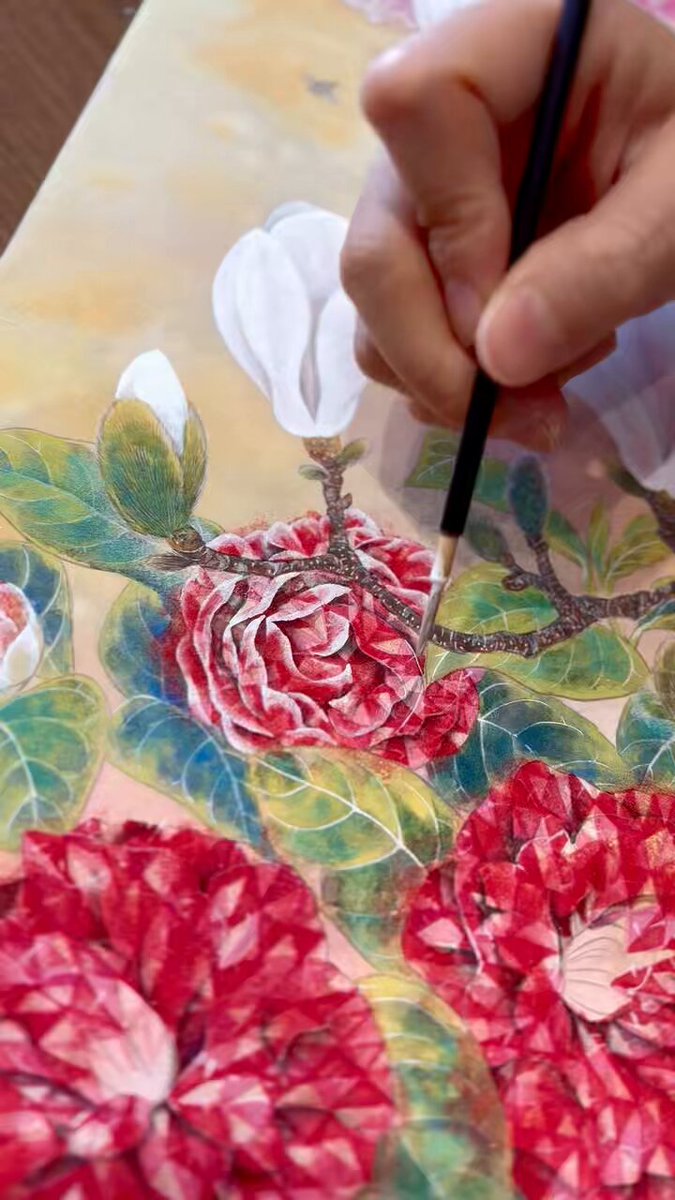 胡粉で花びらを描き起こす作業音。 この作業好きなんよなぁ☺️ ちなみにメイキング動画載せてると そのぼかす用の筆ってなんて言うんですか、と国内外問わずやたら質問されるのですが、 《隈取筆》といいます。必需品です。 #日本画 #メイキング