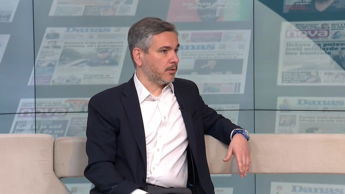 Univerzitetski profesor Vlada Obradovic rekao je u #NoviDan na N1 da je ekspoze mandatara za sastav nove Vlade Đure Macuta zvučao kao “Chat GPT u koji su unete floskule Aleksdandra Vučića i Andersenove bajke”. “Ako slušate ekspoze mandatara, vi ćete videti da je to ekspoze koji je sastavio Chat GPT. On priča o svemu, a ni o čemu konkretno, osim o onim Vučićevim projektima, npr. EXPO itd”, kazao je.