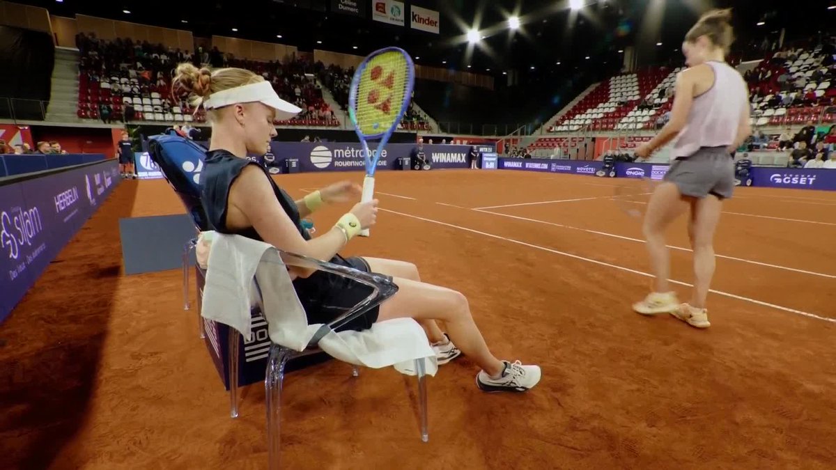Harriet Dart has apologised after complaining to the umpire about her opponent's body odour.