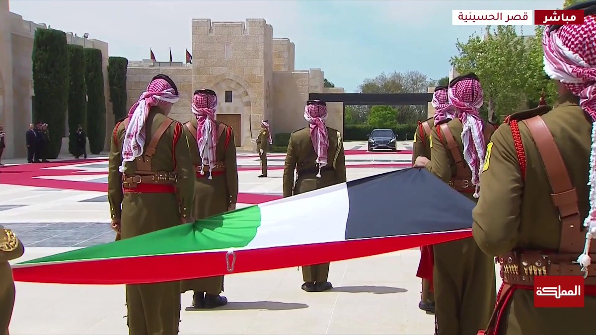 الملك يشهد في قصر الحسينية مراسم رفع العلم بمناسبة يوم العلم الأردني #الملك #الأردن #علمنا_عالٍ #هنا_المملكة
