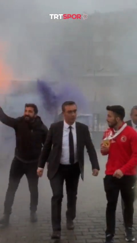 🥇 2025 Büyükler Avrupa Halter Şampiyonası'nda koparmada 112 kilogramlık derecesiyle altın madalya kazanan Harun Algül, memleketi Şırnak’ta coşkuyla karşılandı.