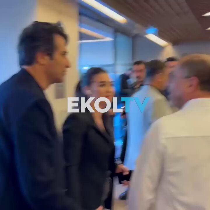 ▪️Ünlü sanatçı Mahsun Kırmızıgül, hastaneye gelerek Sırrı Süreyya Önder'in sağlık durumu hakkında bilgi aldı. "Uyanınca öğrendim, çok üzgünüm. Sırrı ağabey, çok sevdiğim bir insandı. Durumu kritikmiş"