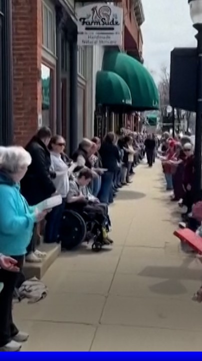 📚 États-Unis: 300 personnes forment une chaîne humaine pour déménager un par un les 9.100 livres d'une librairie