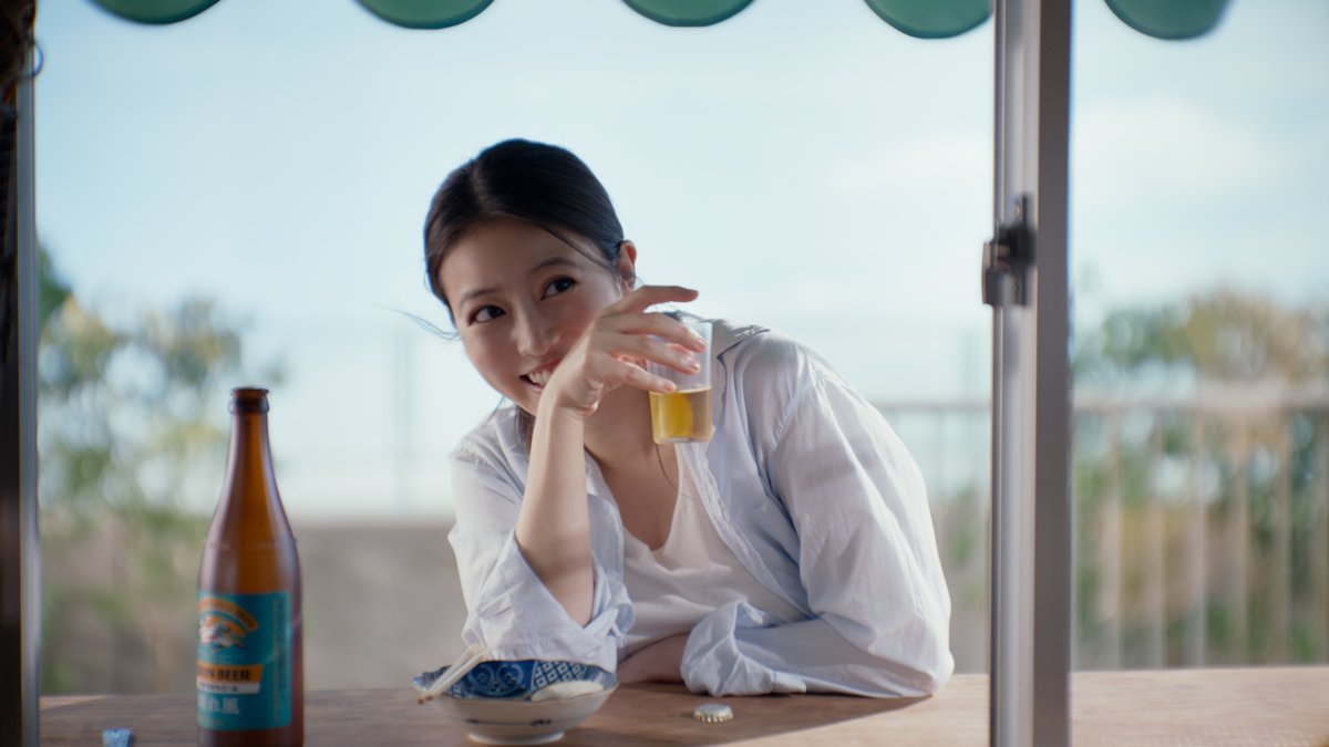 ついに、 #キリン晴れ風 が お店でも飲めるようになりました。 #今田美桜 さんの視線の先にはあの人が・・・?