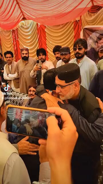 یہ وہ والد ہے جو 20 دنوں سے بلوچ قومی دھرنے میں بیٹھا تھا اس کے بیٹے کو کل فورسز نے پہلے لاپتہ کیا آج اسکی مسخ شدہ لاش پھینکی گئی
