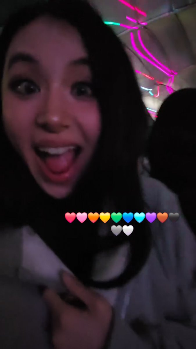 Jeongyeon posted TWICE enjoying the Coldplay concert after finishing their stages 🥰