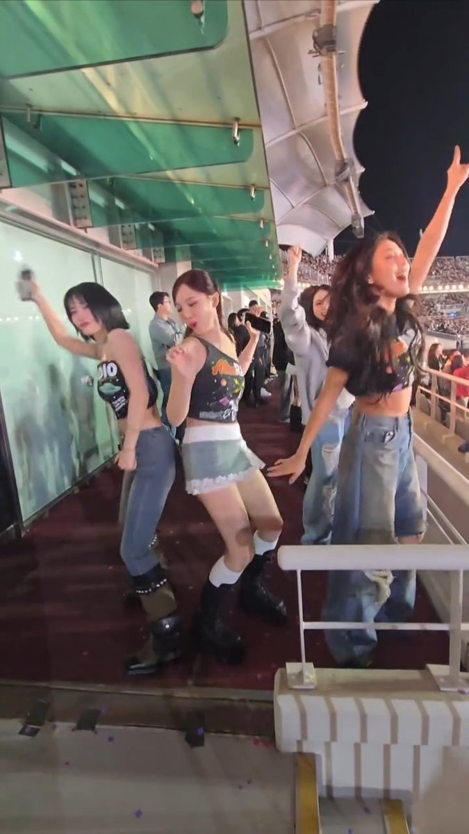 TWICE UNNIE LINE GOING WILD DANCING TO COLDPLAY, NAYEON AND MOMO THROWING IT BACK TO VIVA LA VIDA IS SO 😭😭😭