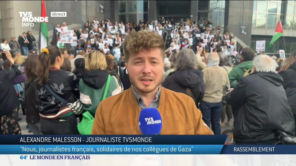 En France, des journalistes se mobilisent pour afficher leur solidarité avec leurs confrères de Gaza. Ils dénoncent les bombardements israéliens sur la bande de Gaza qui ont tué près de 200 journalistes. On retrouve sur la Place de la Bastille à Paris Alexandre Malesson.