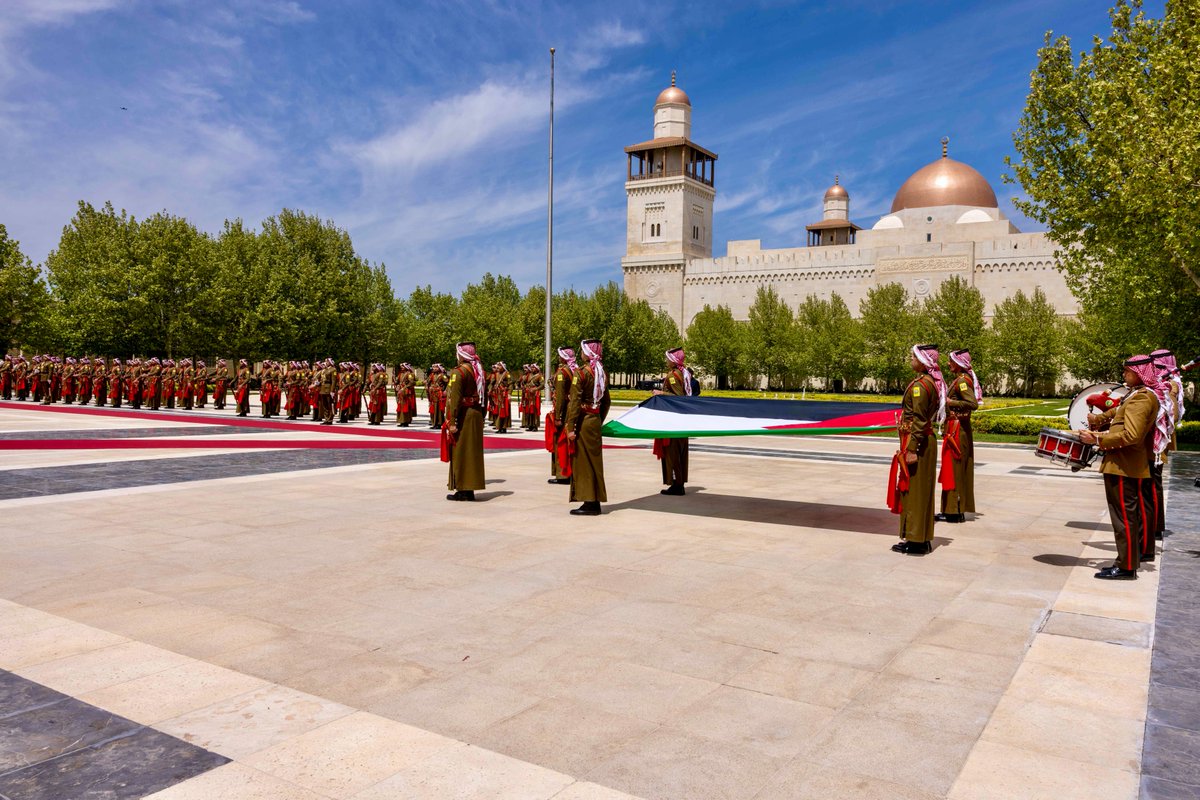 من مراسم رفع العلم في قصر الحسينية اليوم، بمناسبة اليوم الوطني للعلم الأردني #الأردن #علمنا_عالٍ From the flag raising ceremony today, at Al Husseiniya Palace on the occasion of #Jordan's National Flag Day