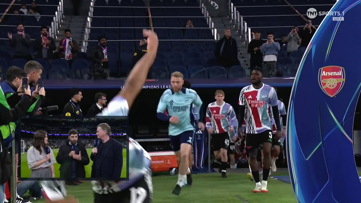 Arsenal enter the Santiago Bernabéu pitch to begin their warm-up. Just listen to the reception 👀 📺 TNT Sports &amp; discovery+ UK .