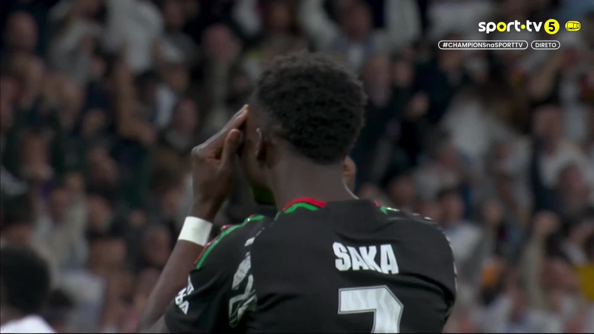 Saka quis fazer um panenka e não correu bem.