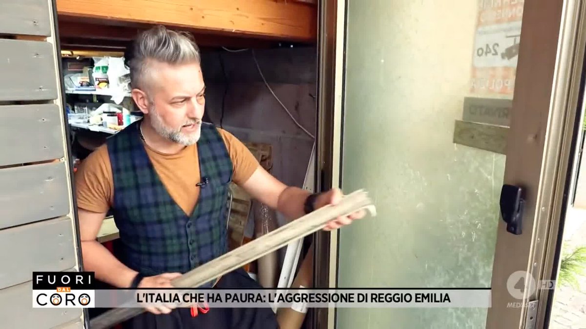 Reggio Emilia, Devis si è trovato nel magazzino del suo negozio di scarpe un tunisino che cercava di rubargli la merce... ecco cosa è successo e i segni che il proprietario ha riportato dopo lo scontro con il ladro violento. Il servizio di Serena Pizzi a #Fuoridalcoro