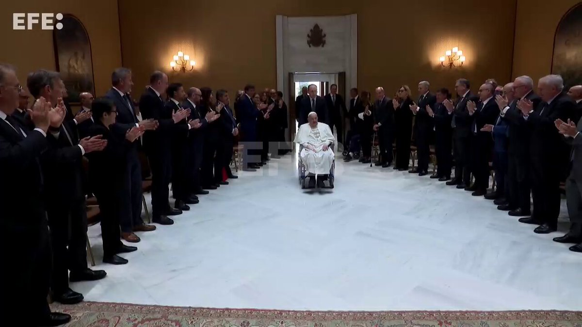 VIDEO | Francisco recibe al personal médico del hospital Gemelli de Roma.