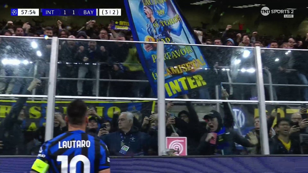 WHO ELSE BUT LAUTARO MARTINEZ 💥 It drops in the box and Lautaro pounces to smash home the equaliser, scoring for his 5th UCL game in a row! 🔥 📺 TNT Sports & discovery+ UK