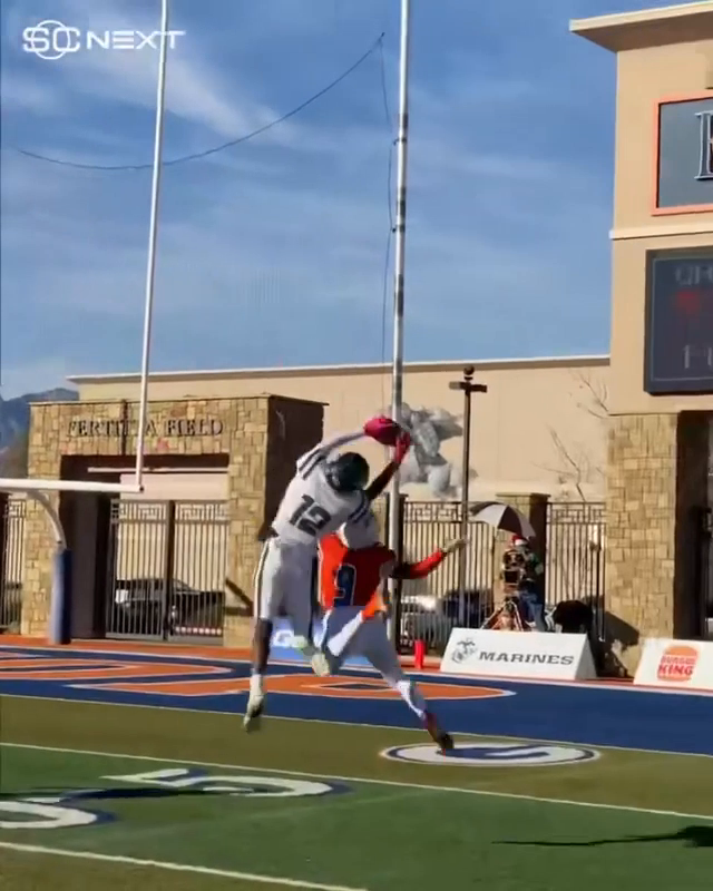 Travis Hunter is a GRADE A ball snatcher