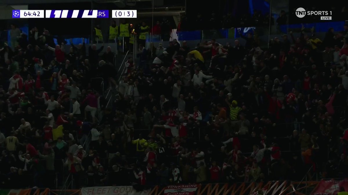ARSENAL HAVE THEIR GOAL! ⚽ Bukayo Saka keeps his composure as he lifts the ball over Courtois 🥶 📺 TNT Sports &amp; discovery+ UK