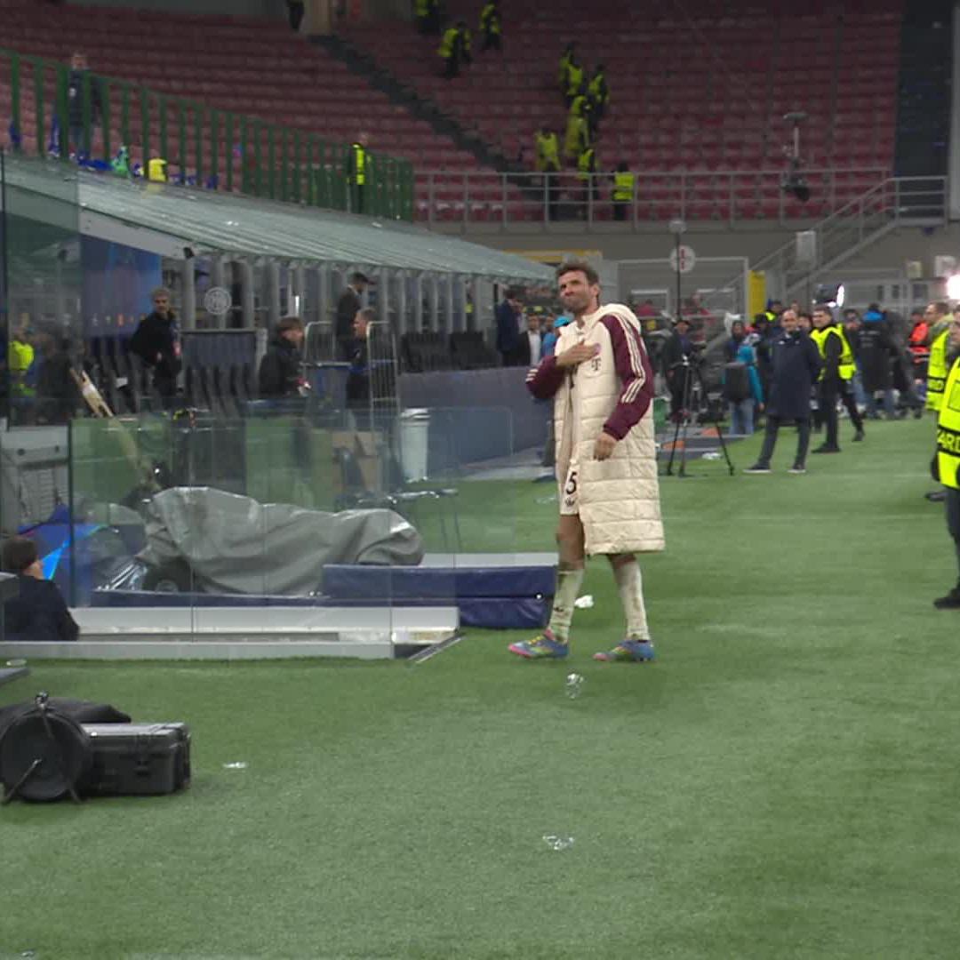 Thomas Müller greeted by the travelling Bayern fans 🎥 DAZN DE
