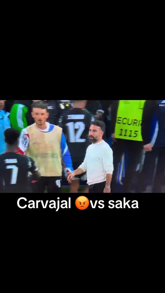 Saka vs Carvajal fight , that cheeky smile from Saka >>>