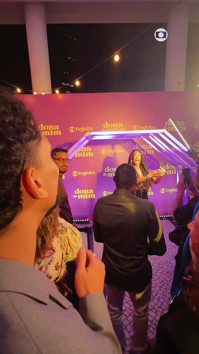Simplesmente A GLOBO preparou todo esse reencontro da Aline e Vinicius na coletiva de Dona de Mim, com gravação e tudo. AVISA QUE SÃO OS NOVOS QUERIDINHOS DA EMISSORA! #BBB25