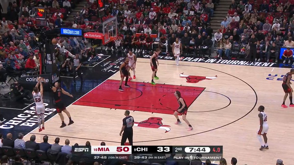 Apparently Duncan needs ZERO space to drain a 3 🤯