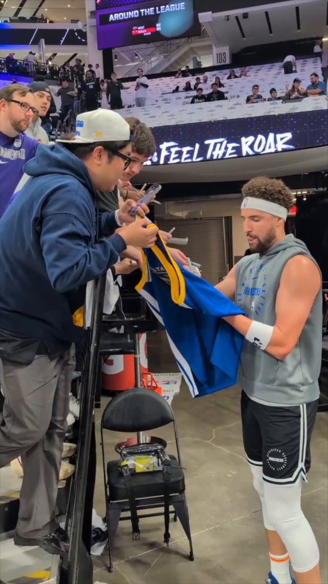 Klay signing his old Warriors gear in Sacramento 💙 Mavs-Kings | 10 PM ET on ESPN 🍿