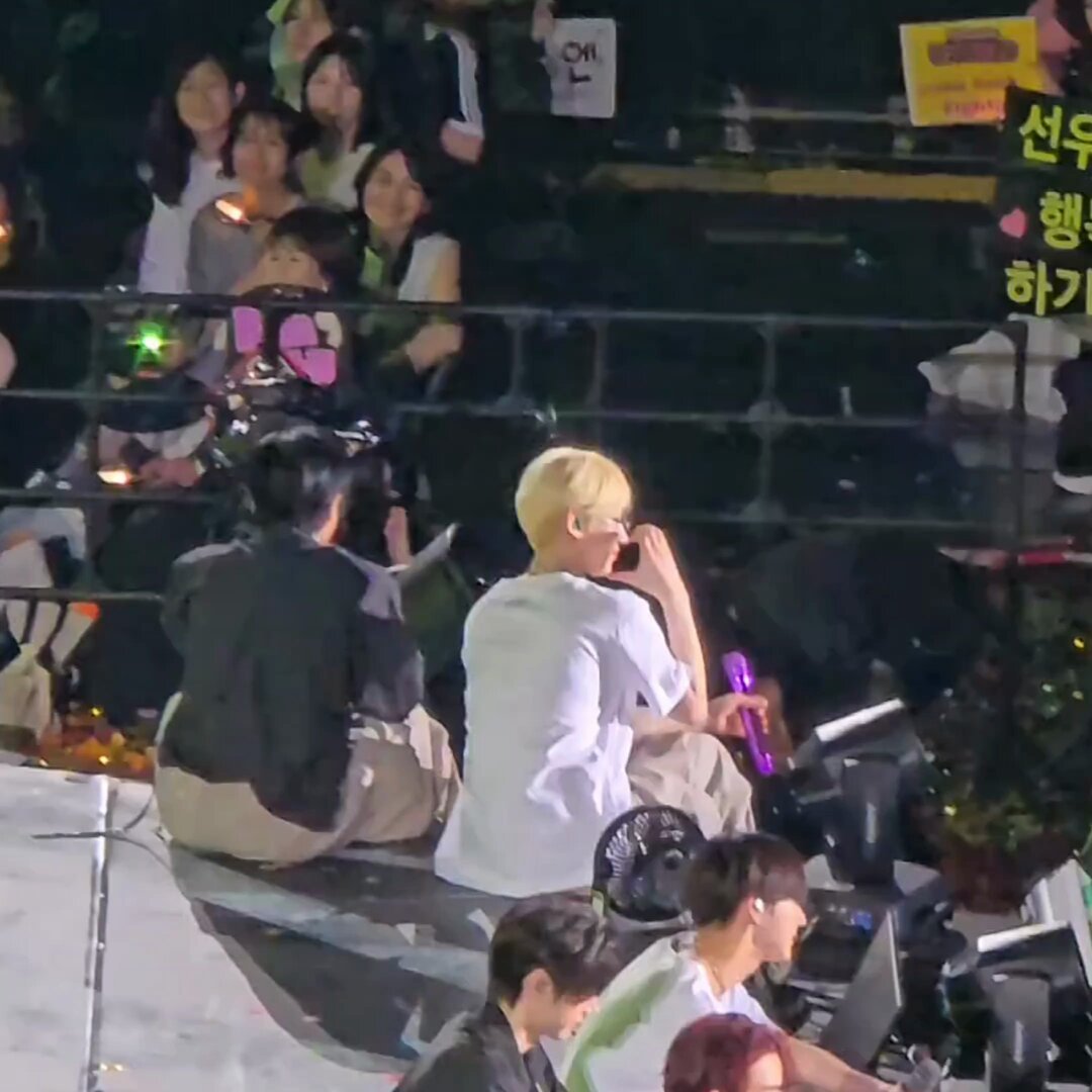 240626 sunghoon turning to stare at where sunoo and jay are sitting down and sunoo making a double take and laughing when he sees sunghoon looking at them 😆😆😆