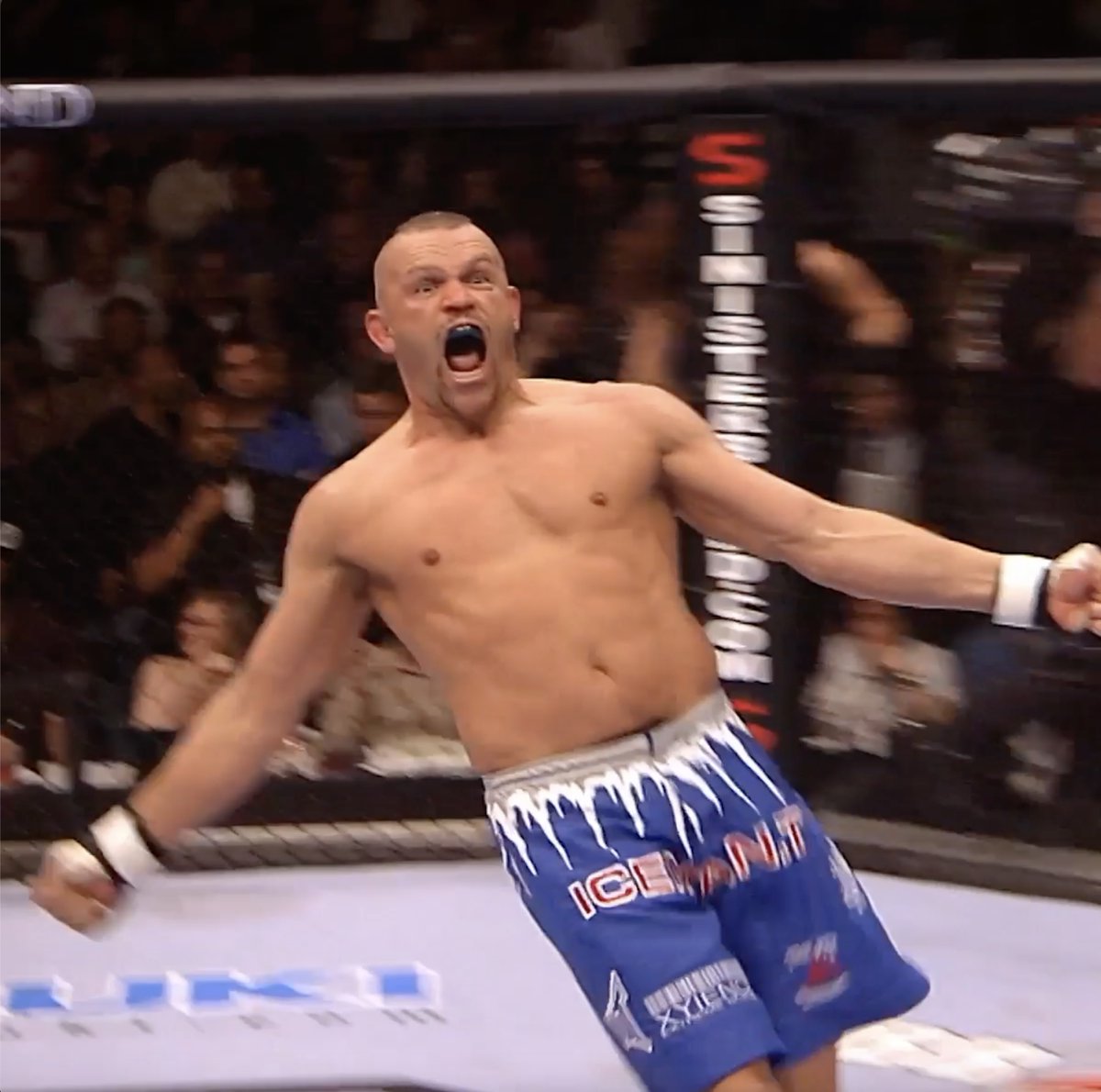 En este día, Chuck Liddell finalizo a Randy Couture para convertirse en el campeón de peso semipesado. Revive este momento en UFC FIGHT PASS