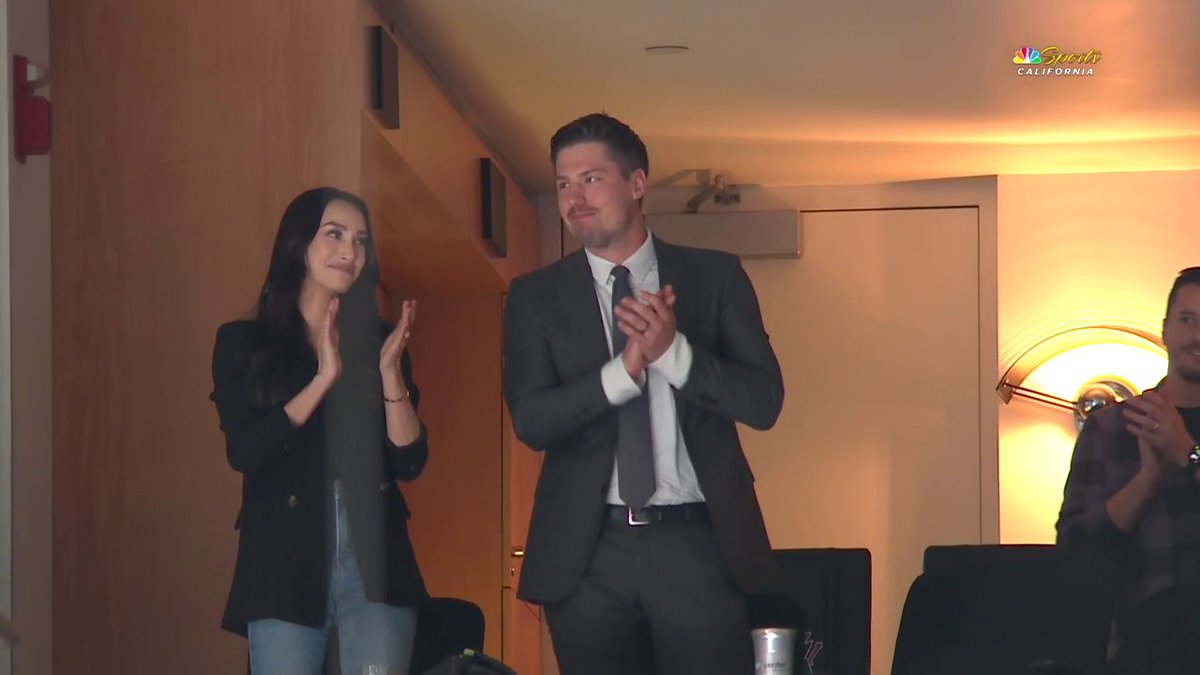 The Shark Tank gave a big standing ovation for their captain, Logan Couture, who announced the end of his playing career earlier this week. 👏 📺: Sportsnet or stream on Sportsnet+ ➡️