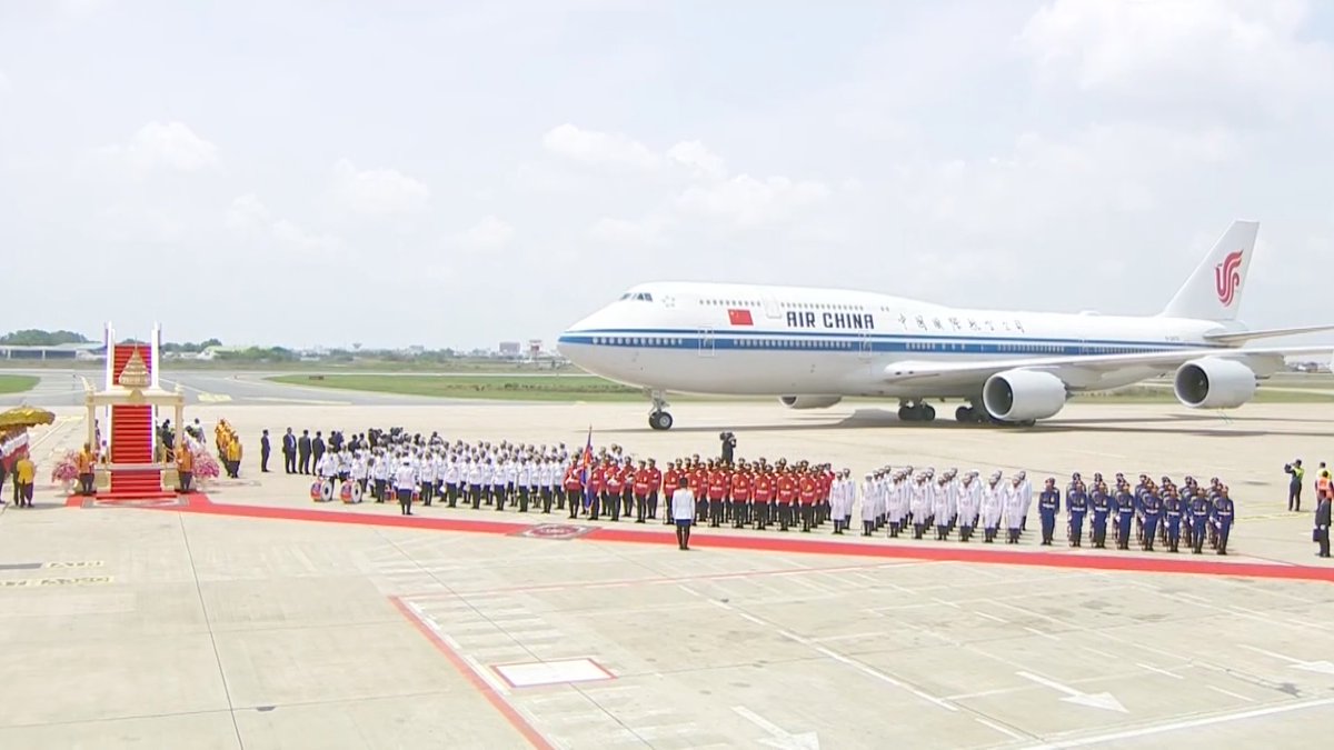 Watch: Chinese President #XiJinping arrives in Phnom Penh for state visit to Cambodia #SoutheastAsiaTour2025 #Cambodia
