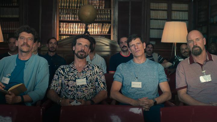 Quattro amici, maschi alfa, che si mettono in discussione per adattarsi al mondo che cambia. Cosa potrà mai andare storto? Con Maurizio Lastrico, Matteo Martari, Francesco Montanari e Pietro Sermonti, la serie Maschi Veri arriva il 21 maggio, solo su Netflix.