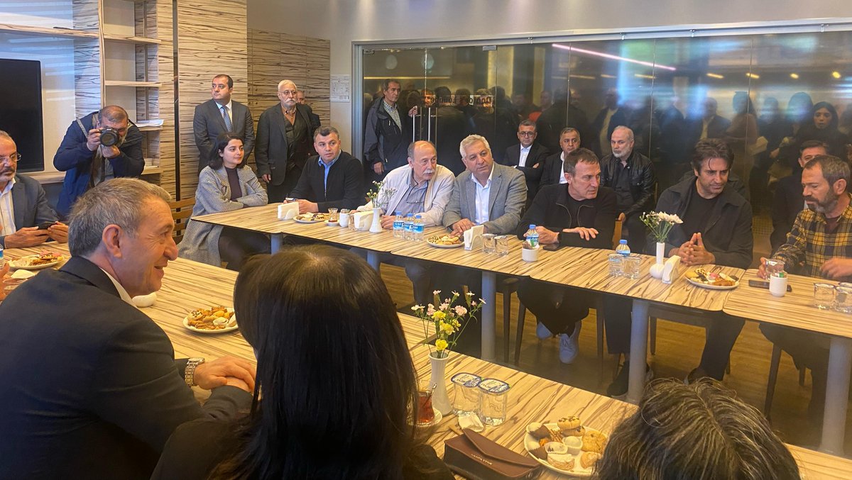 Sırrı Süreyya Önder'in tedavi gördüğü hastaneye ziyaretler sürüyor. Emek Partisi Genel Başkanı Seyit Aslan ve beraberindeki heyet, hastaneyi ziyaret etti. Ali Babacan, Olgun Şimşek, Mahsun Kırmızıgül gibi çok sayıda siyasetçi ve sanatçı da ziyarette bulundu