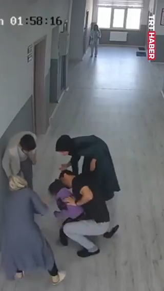 Şanlıurfa'da madeni para yutan anaokulu öğrencisi, okul müdürünün Heimlich manevrasıyla kurtarıldı.