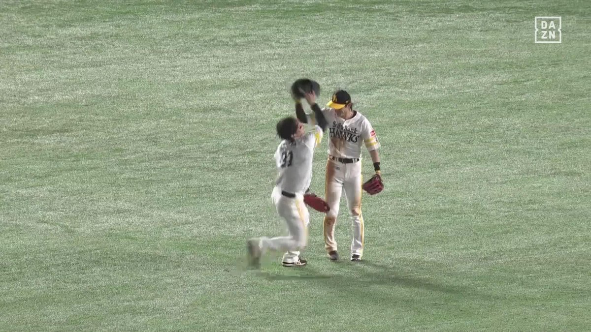 ハイタッチが良すぎる... チームを救うビックプレー 正木智也が空を飛ぶ ⚾プロ野球 (2025/4/17) 🌸ソフトバンク×楽天 📱live on DAZN #オレをみろ #sbhawks