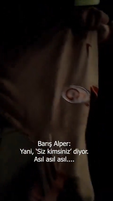 Bir taraftarımızın formasını imzalayan Barış Alper Yılmaz: "Çocuk duydun mu ne dedi, 'Abi satarken inansınlar' diyor. Formayı satacak olum... 🙂" - Sneijder forması da var. Barış Alper Yılmaz: "Yani... 'Siz kimsiniz' diyor. 😅"