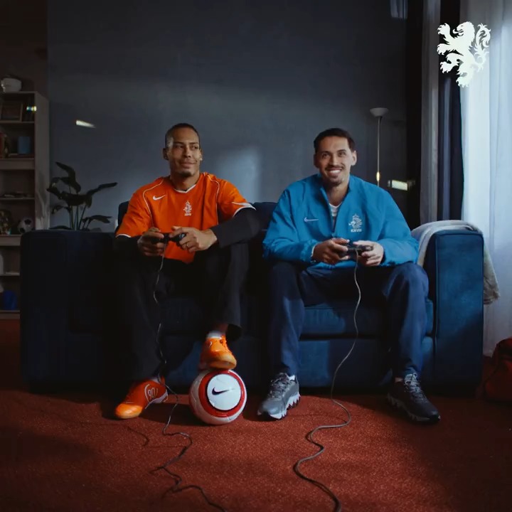 🚨 Les Pays-Bas sortent une réédition de leur maillot de l'Euro 2004 ! 🇳🇱🆕 La vidéo d'annonce est GÉNIALE ! 🤩