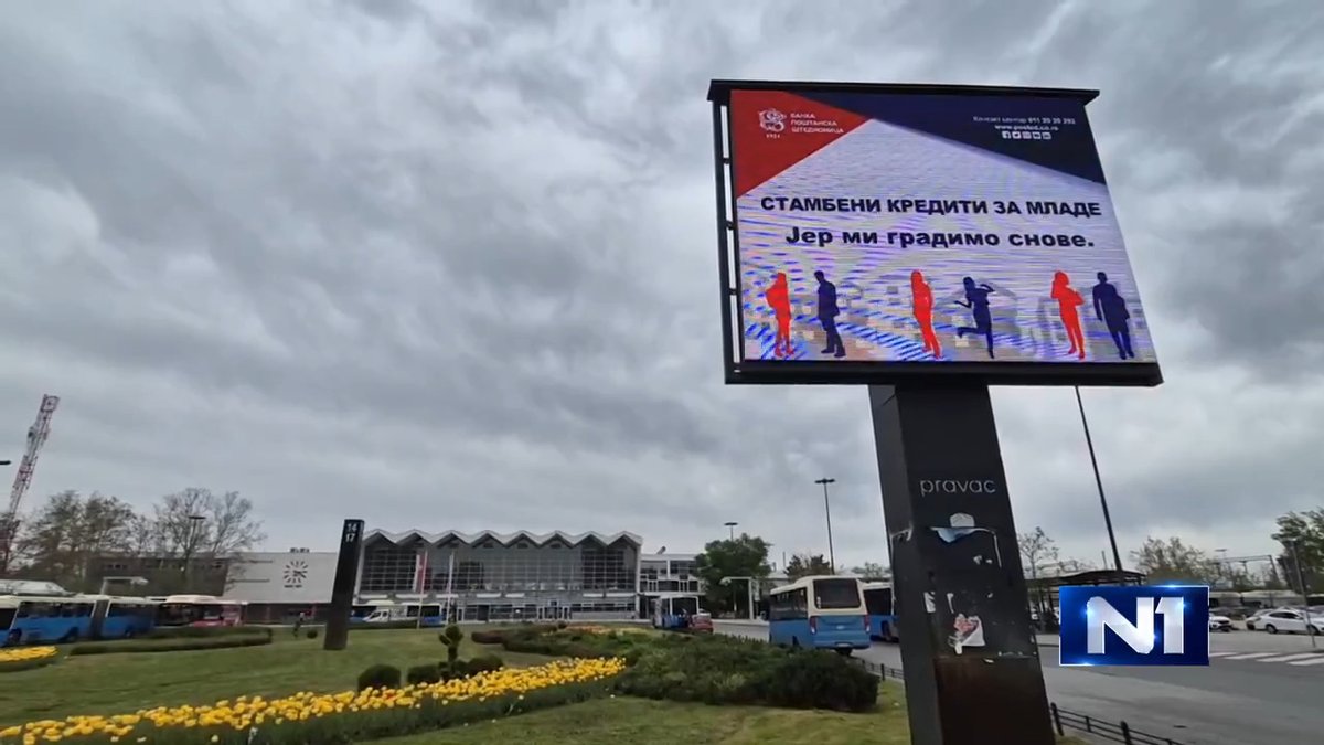 Reporterka N1 snimila je bilbord ispred novosadske železničke stanice na kojem se reklamiraju stambeni krediti za mlade uz slogan "Jer mi gradimo snove". Reklama Poštanske štedionice postavljena je upravo ispred stanične zgrade gde je prilikom pada nadstrešnice 1. novembra 2024. poginulo 16 ljudi.
