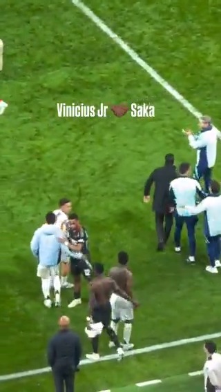 INIMIGOS? SÓ DENTRO DE CAMPO! 🤝⚽ Depois de um jogo DAQUELES de Champions League, Saka e Vini Jr. trocaram suas camisas e mostraram que a paz reina. 🤩 #CasaDaChampions 📹: nacholozlop