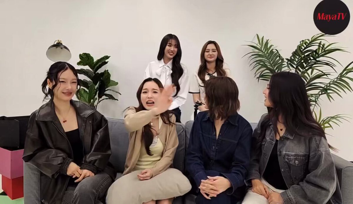뷰밈(연애초) 💖: 얘네가 제일 새롭잖아~ View: 우리는 이제 막 시작한 단계죠 엠본(신혼초) View: 여기는 프로모션 진행중 💜🧡: 우리는 신혼~ 밀럽(결혼10년차) 💖: 우리는…이제 각자 갈길 가는거에요 💚: 오키 금방 다시 만나~ 💖: 웅 이따 봐~ 아 개웃기네 진짜로ㅜ
