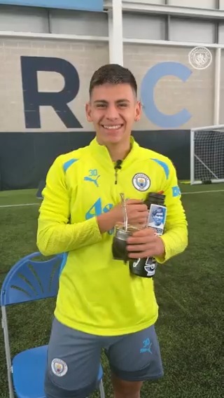 ¡Claudio Echeverri te enseña cómo preparar un mate! 💥 ¡Libreta y boli, maestro! 📝